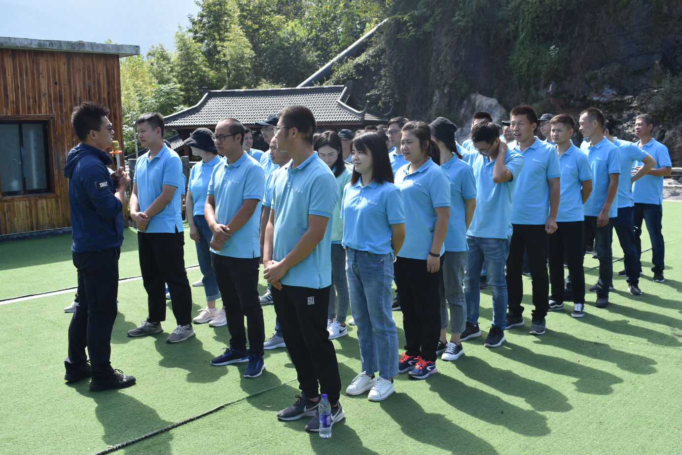 別墅地源熱泵專家團(tuán)隊(duì)團(tuán)建活動(dòng)，攀巖、懸崖速降、雷區(qū)取水、篝火晚會(huì)、美食比拼，團(tuán)隊(duì)合作，激情拓新