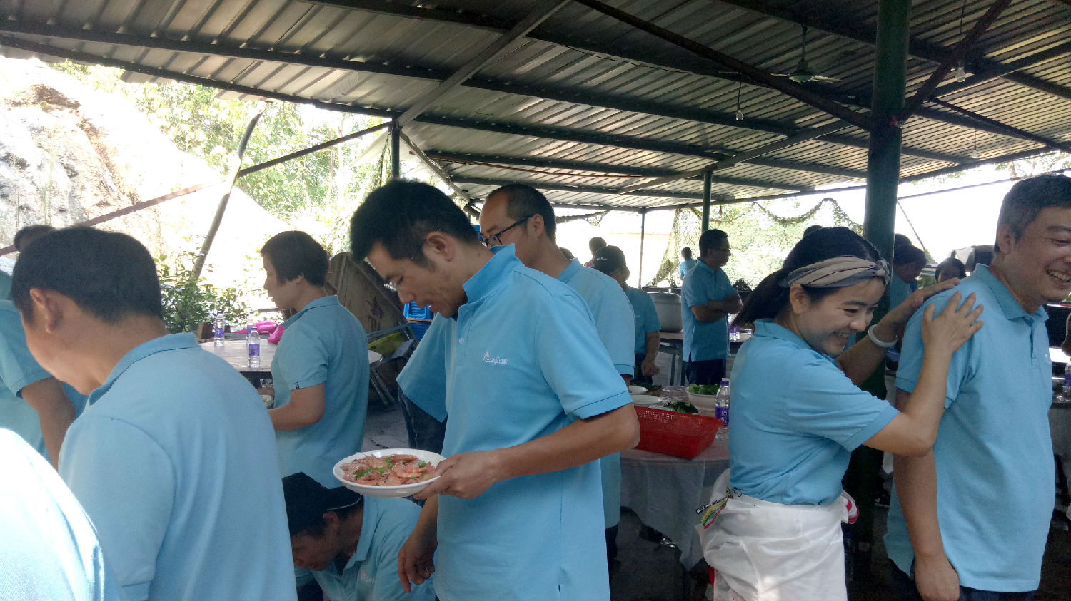 別墅地源熱泵專家團(tuán)隊(duì)團(tuán)建活動(dòng)，攀巖、懸崖速降、雷區(qū)取水、篝火晚會(huì)、美食比拼，團(tuán)隊(duì)合作，激情拓新