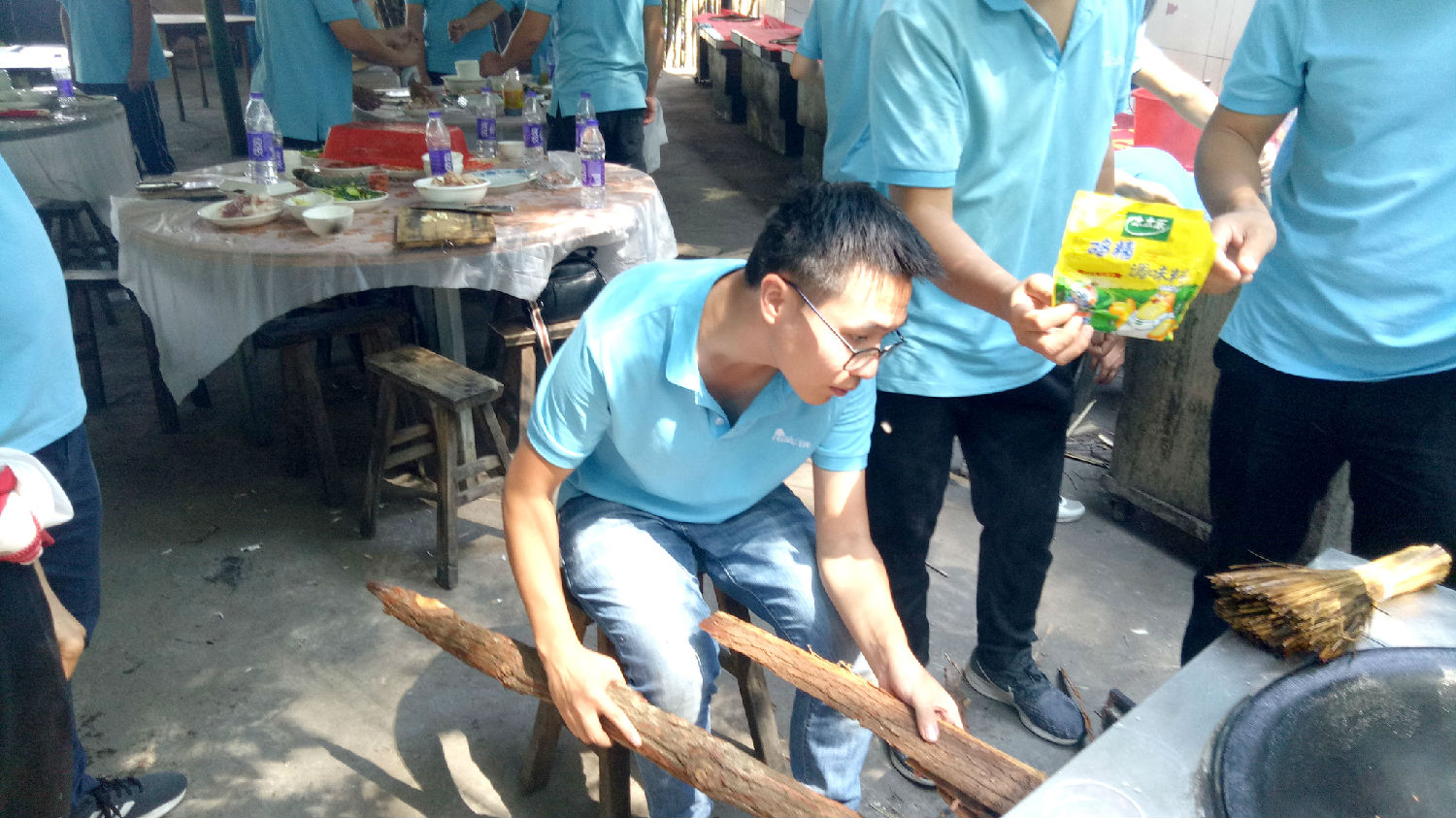別墅地源熱泵專家團(tuán)隊(duì)團(tuán)建活動(dòng)，攀巖、懸崖速降、雷區(qū)取水、篝火晚會(huì)、美食比拼，團(tuán)隊(duì)合作，激情拓新