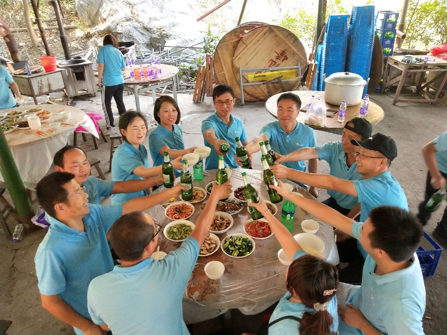 別墅地源熱泵專家團(tuán)隊(duì)團(tuán)建活動(dòng)，攀巖、懸崖速降、雷區(qū)取水、篝火晚會(huì)、美食比拼，團(tuán)隊(duì)合作，激情拓新