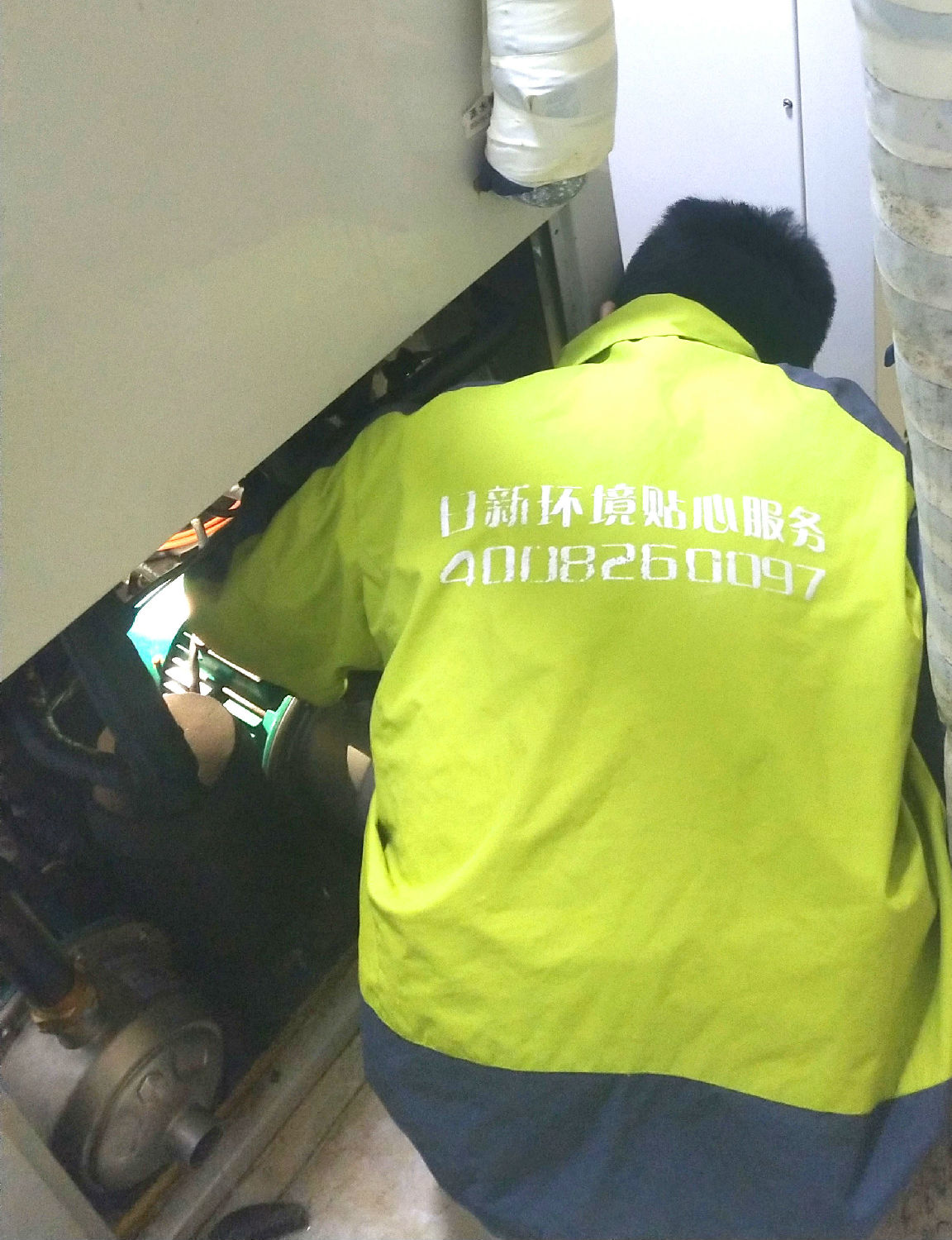 【日新環(huán)境】空調(diào)地暖售后維修現(xiàn)場