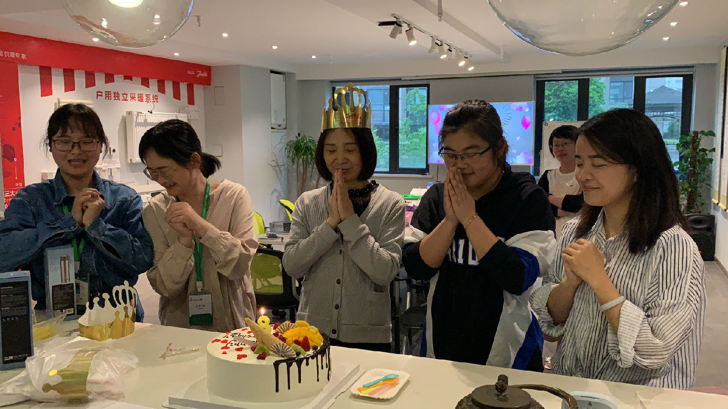 點燃蠟燭，壽星們許下心愿