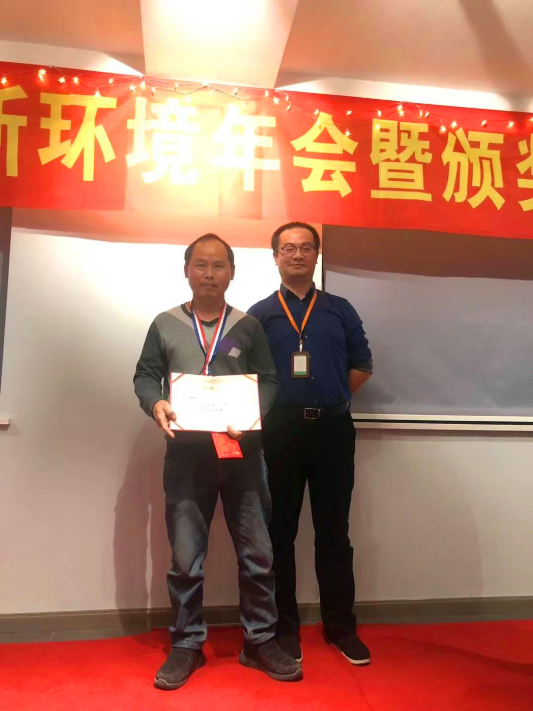恭喜大班長葉師傅獲得日新環(huán)境匠心機房獎