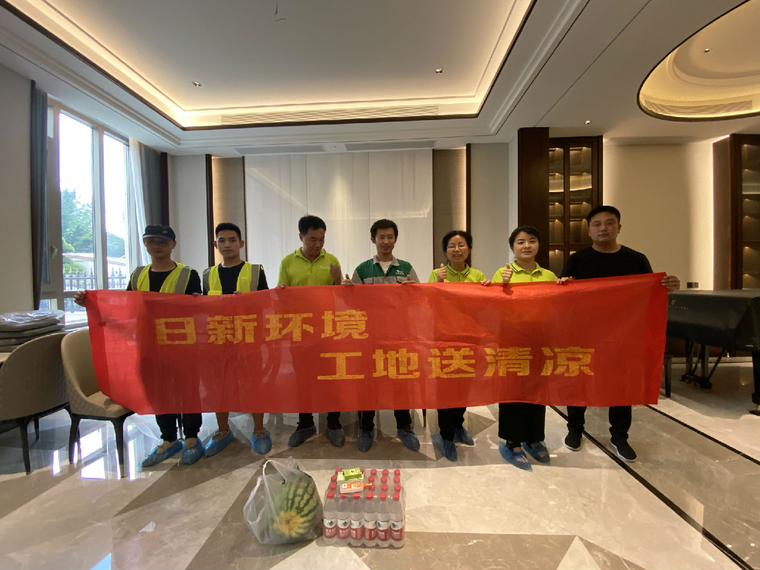 戰(zhàn)高溫 斗酷暑！日新環(huán)境開展夏日送清涼活動
