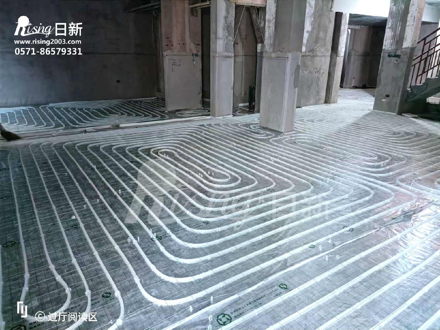 青山湖玫瑰園風(fēng)冷熱泵系統(tǒng)地暖安裝中【日新環(huán)境】