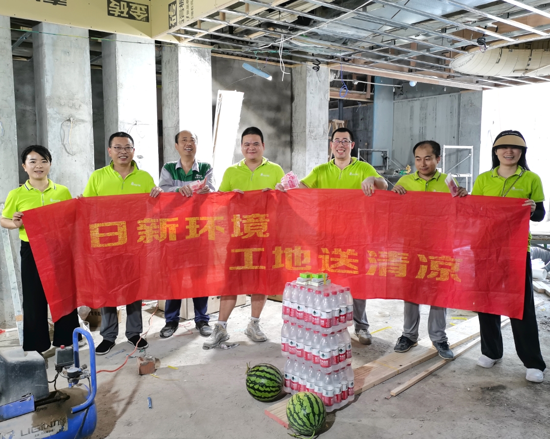2023年日新環(huán)境為茅草園別院風(fēng)冷熱泵項(xiàng)目組送清涼