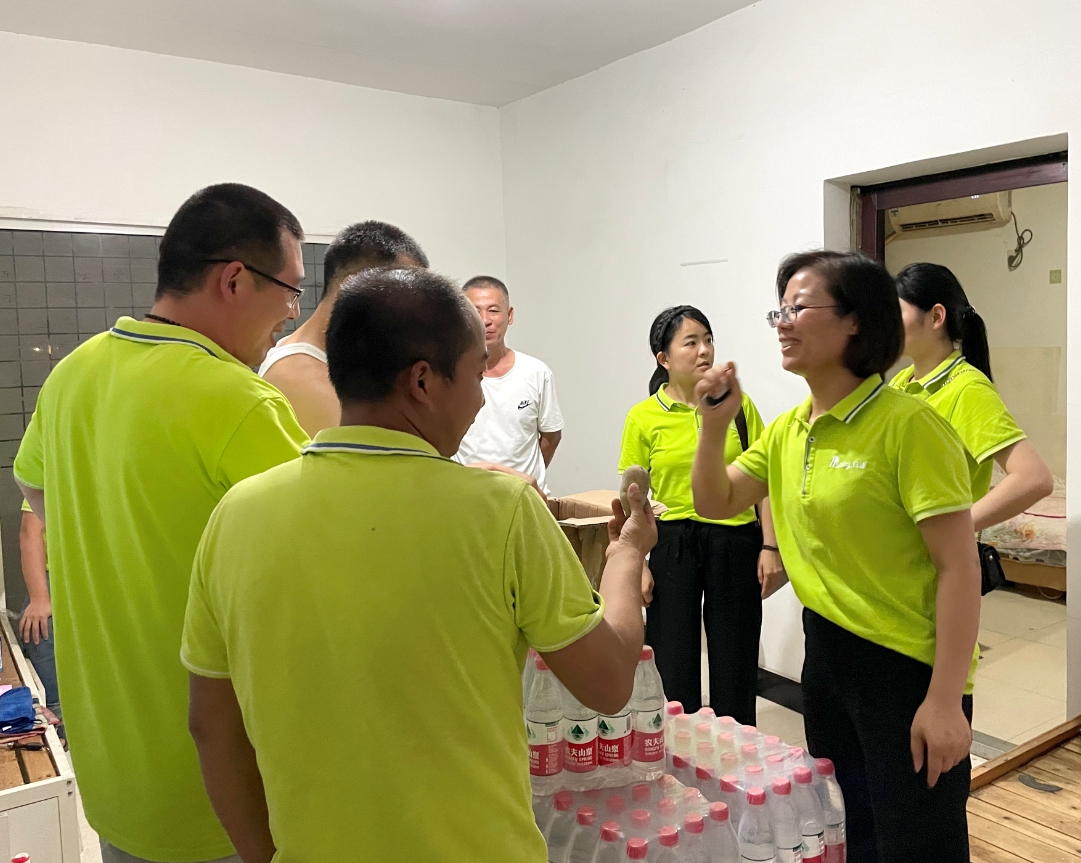 2023年日新環(huán)境來(lái)到宿舍送清涼