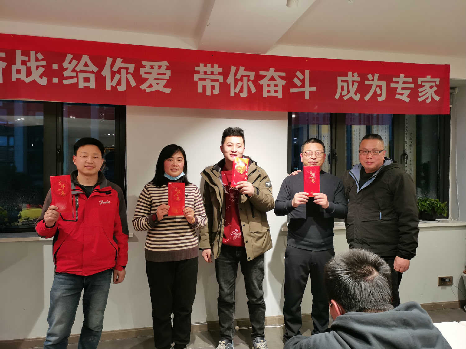 感恩一路同行｜日新環(huán)境為老員工們頒發(fā)工齡獎