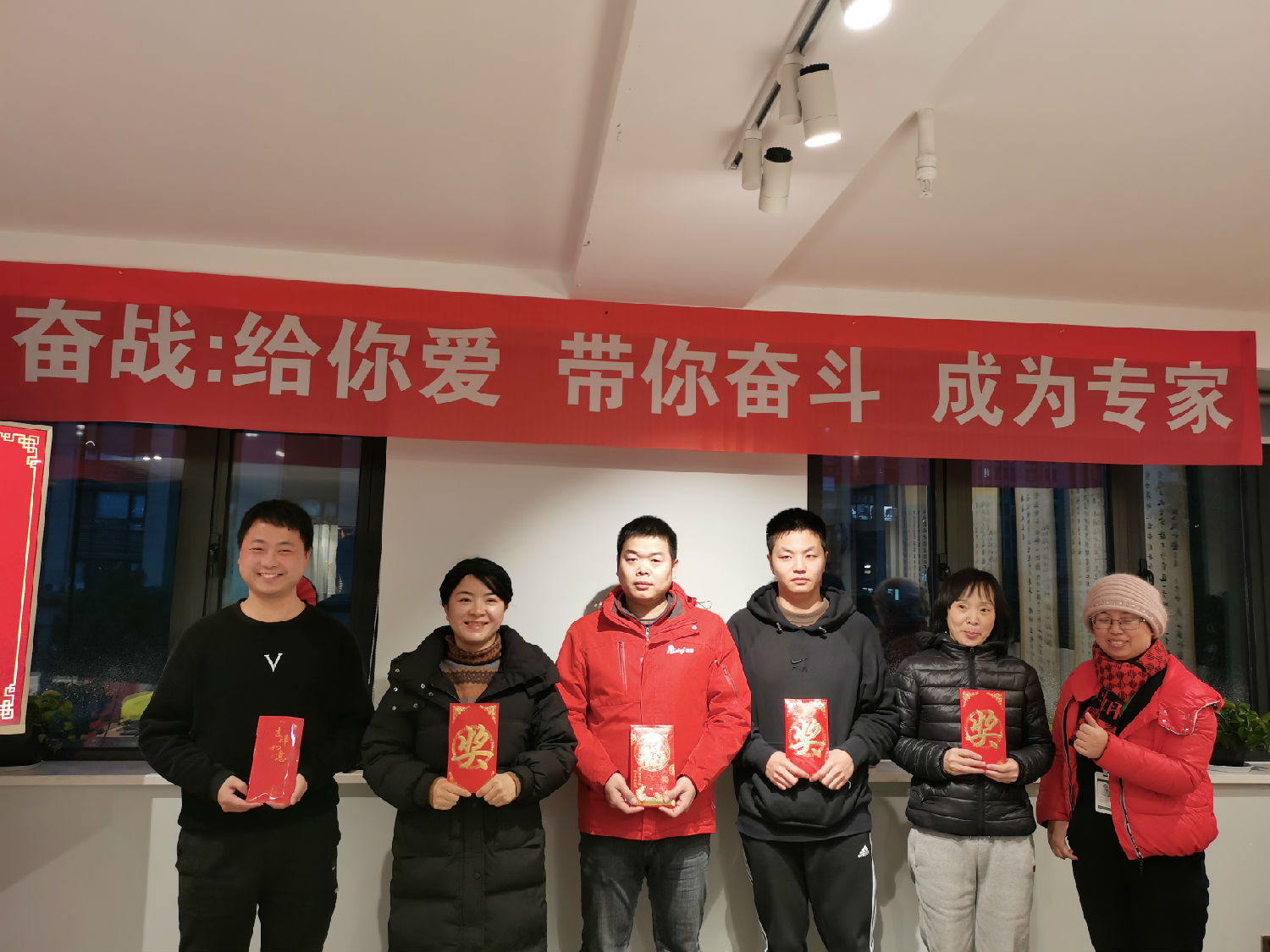 感恩一路同行｜日新環(huán)境為老員工們頒發(fā)工齡獎