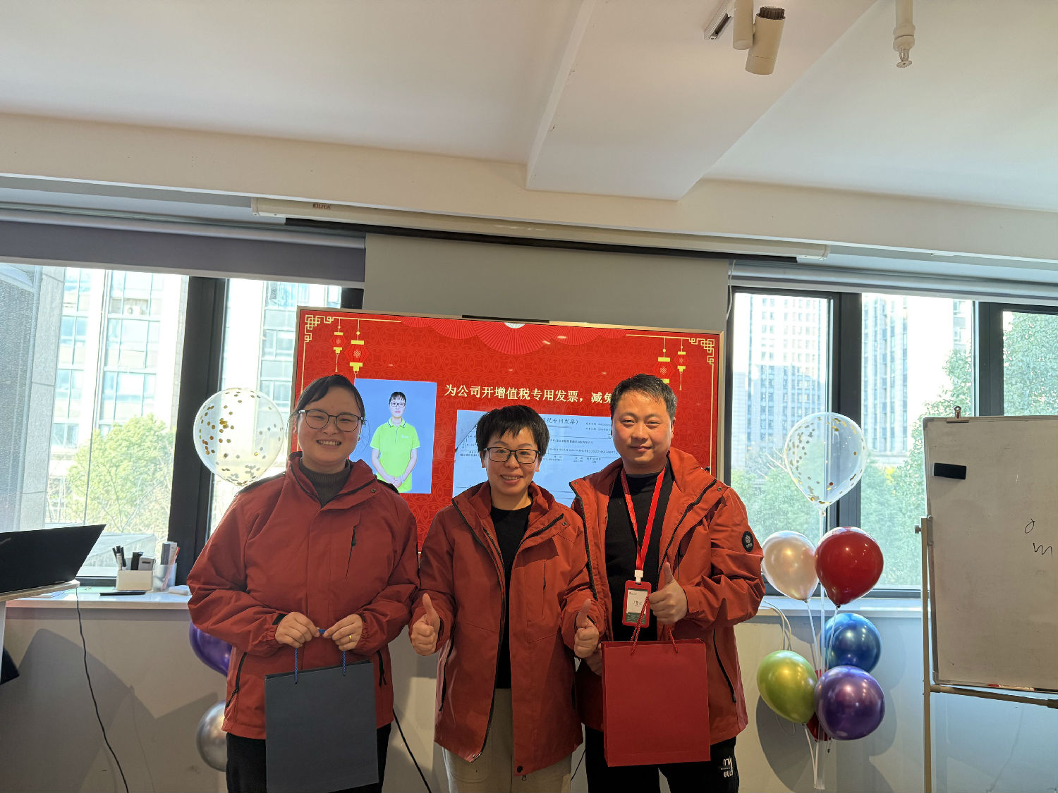 日新環(huán)境年終會(huì)議：工齡獎(jiǎng)與本命年祝福