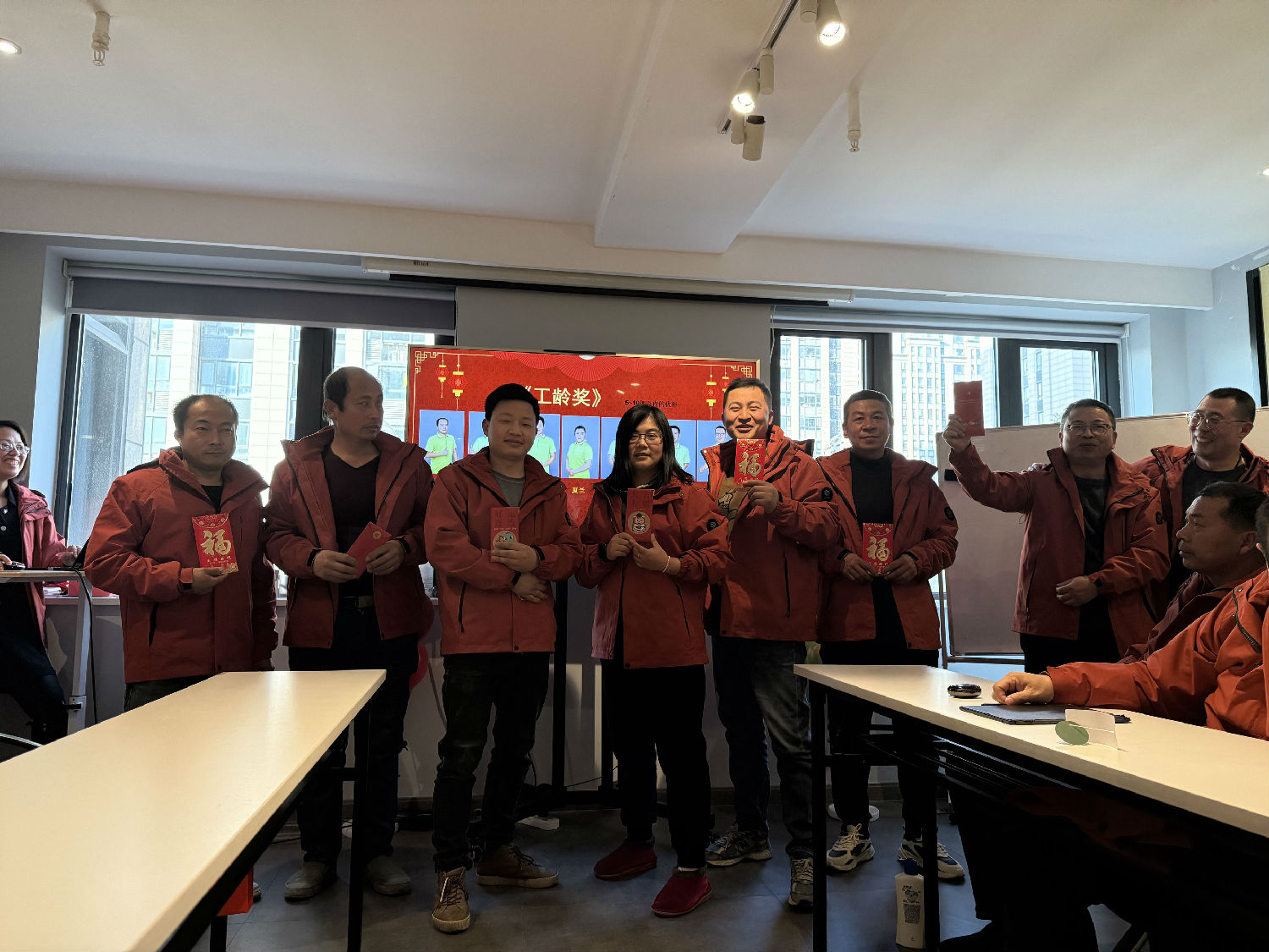 日新環(huán)境年終會(huì)議：工齡獎(jiǎng)與本命年祝福