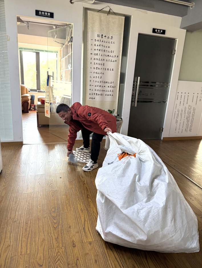 日新環(huán)境年終總結會后的大掃除，團隊協(xié)作的溫馨畫卷