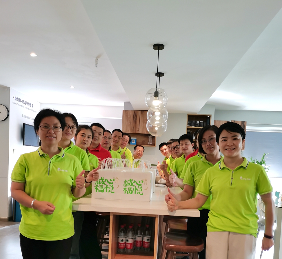 迎中秋慶國慶丨日新環(huán)境為全員發(fā)放中秋月餅